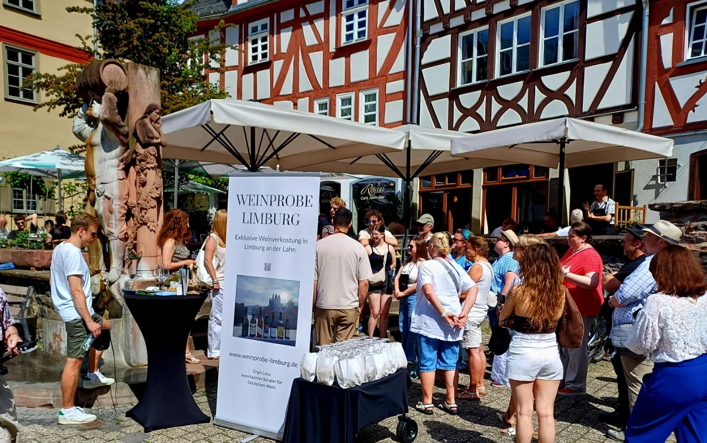 Gäste bei der Entdeckertour mit Weinverkostung in Limburg