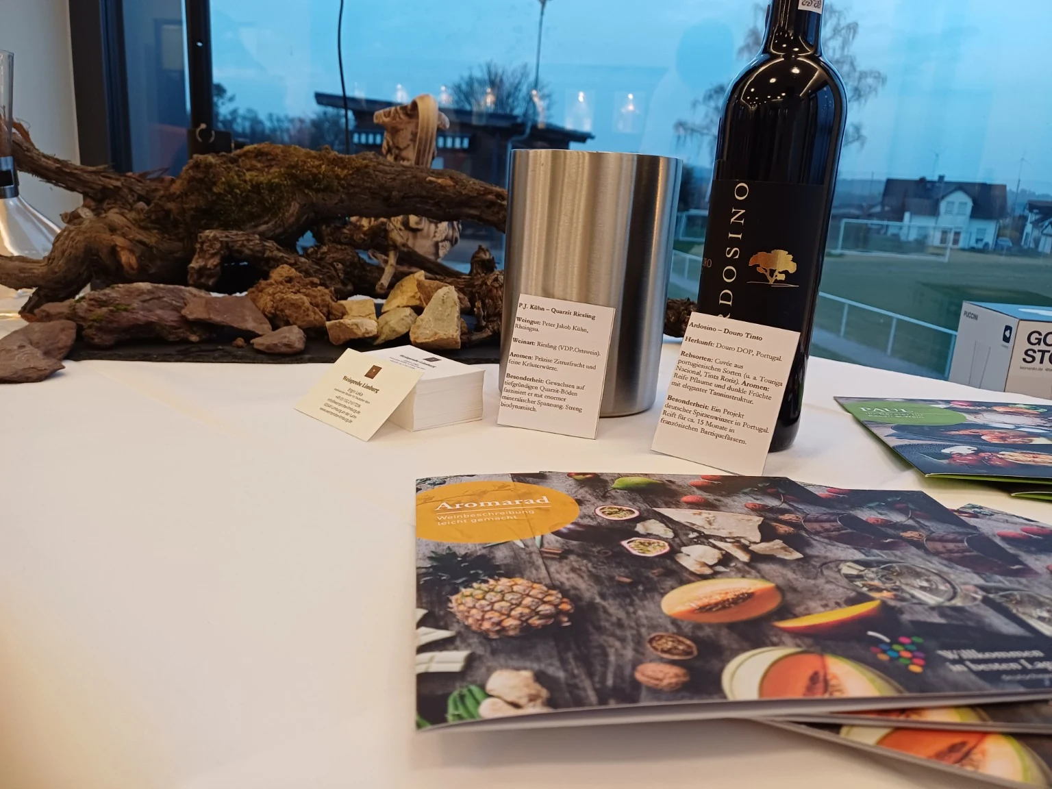 Aromarad und Weinmaterial bei einer Verkostung