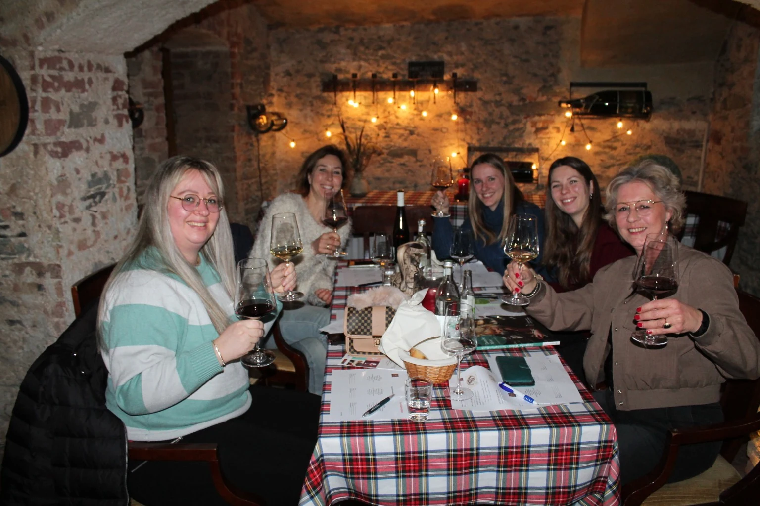 Private Weinprobe mit Gästen in gemütlicher Atmosphäre