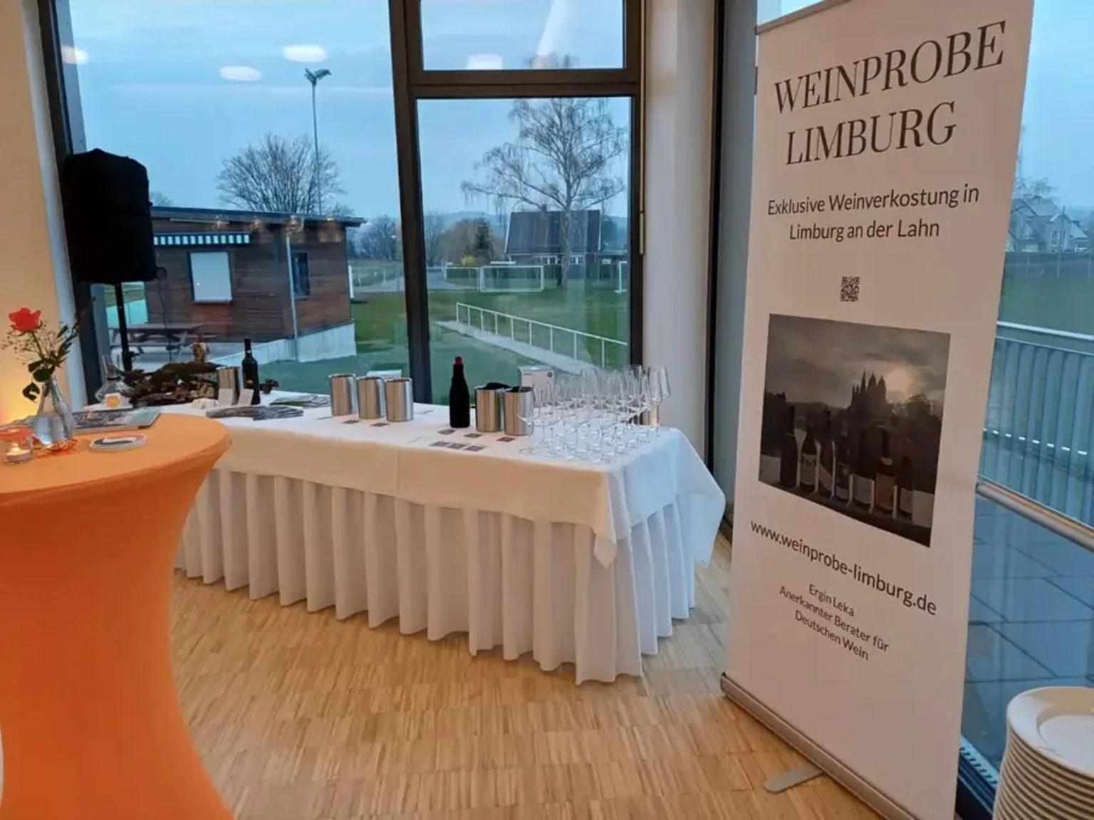 Vorbereiteter Verkostungsbereich von Weinprobe Limburg
